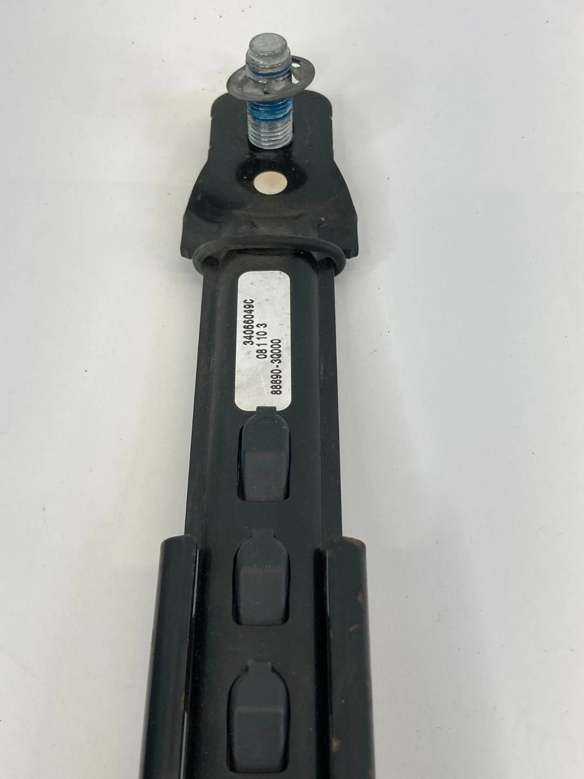 2011-2014 HYUNDAI SONATA FRONT RIGHT PASS SEAT BELT HEIGHT ADJUSTER 88890-3Q000