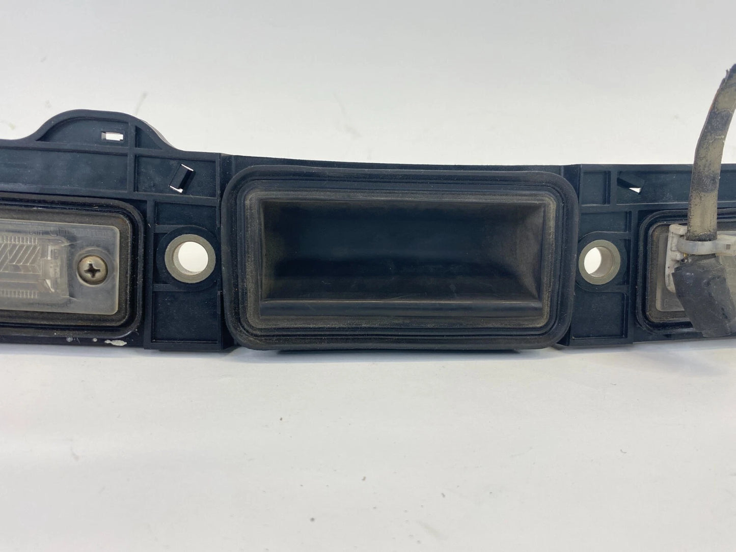 2005-2010 VOLKSWAGEN JETTA REAR LICENSE PLATE LIGHT LAMP OPENER HANDLE COVER OEM