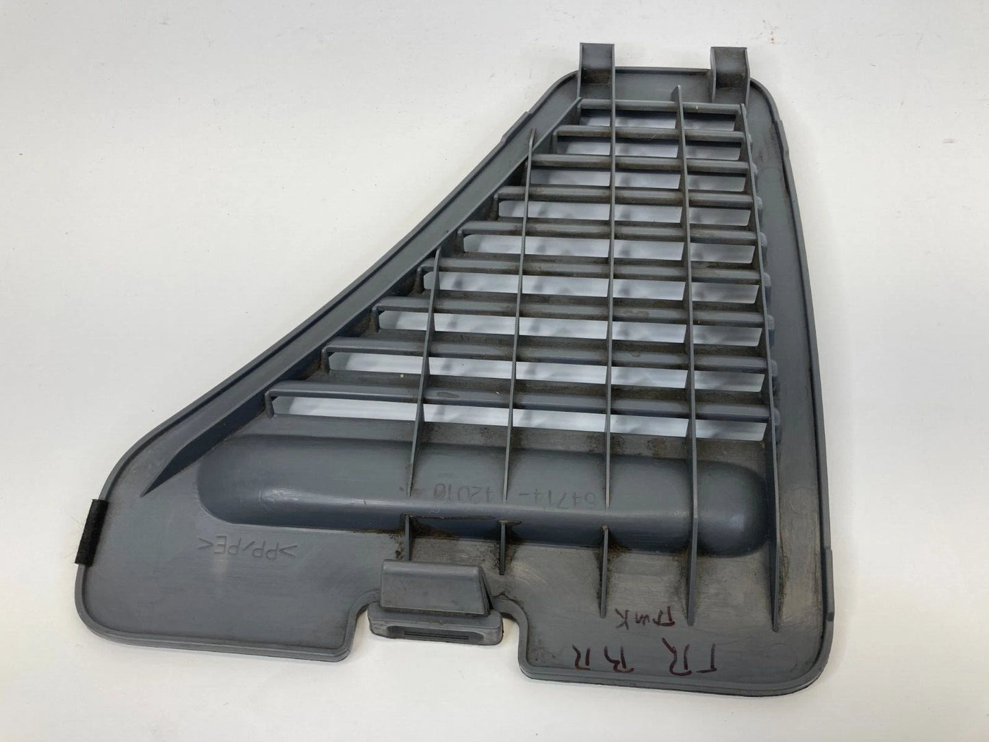 01-05 TOYOTA RAV4 REAR RIGHT CARGO AREA SIDE TRIM PANEL VENT COVER 64714-42010