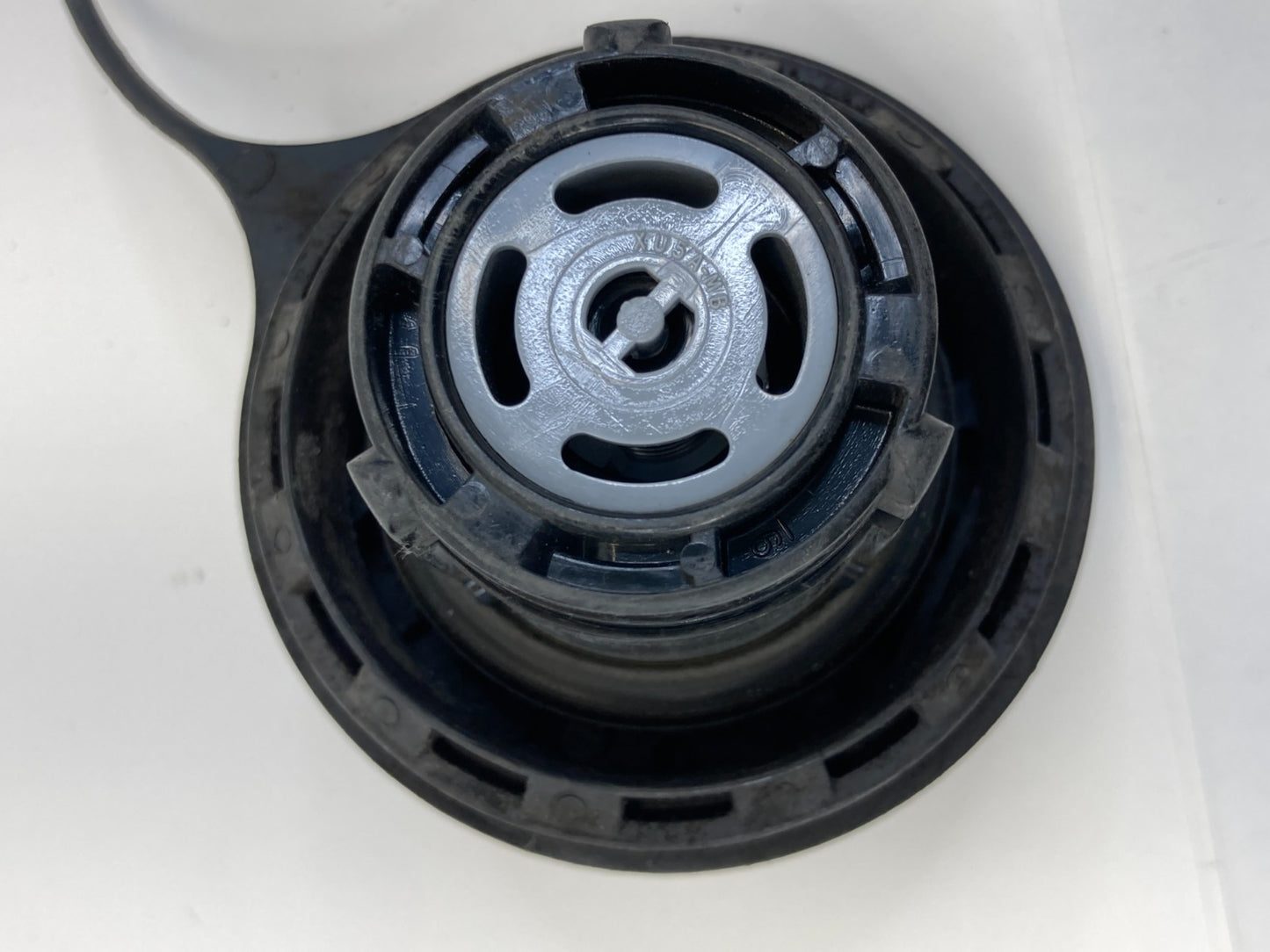 1998-2004 Lincoln Navigator 5.4L V8 SUV Gas Fuel Tank Filler Cap Assembly OEM