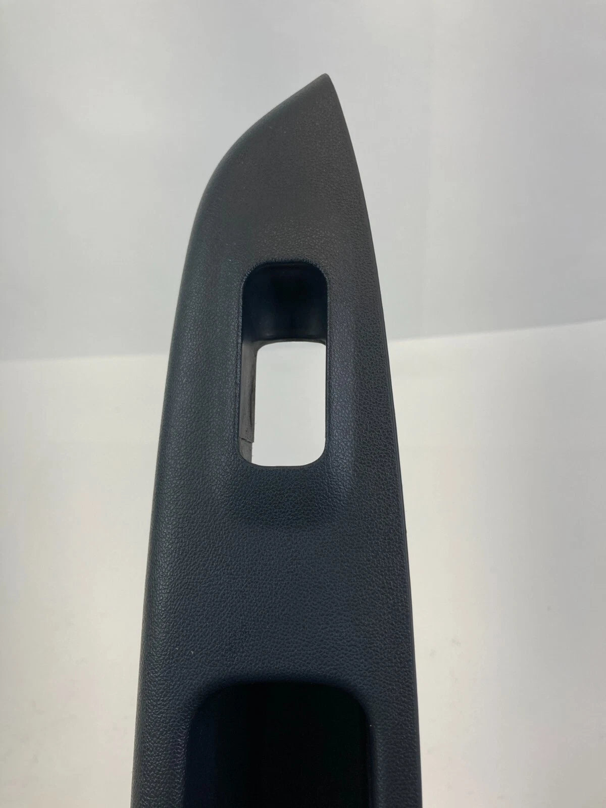 06 07 HYUNDAI ACCENT SEDAN REAR RIGHT SIDE DOOR WINDOW SWITCH BEZEL 83720-1E010