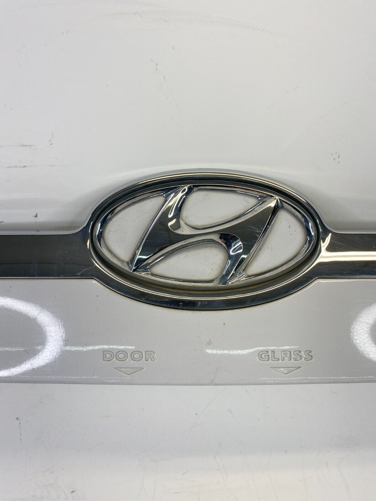 2005-2008 Hyundai Tucson Rear Lift Gate Hatch Licenser Plate Trim Molding OEM