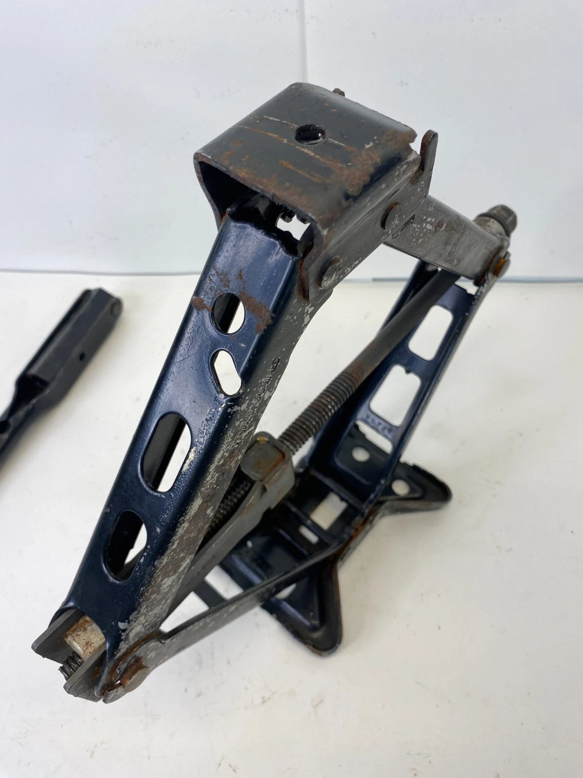 2003-2007 CADILLAC CTS SPARE TIRE JACK LUG WRENCH TOOL KIT CARRIER 25742390 OEM