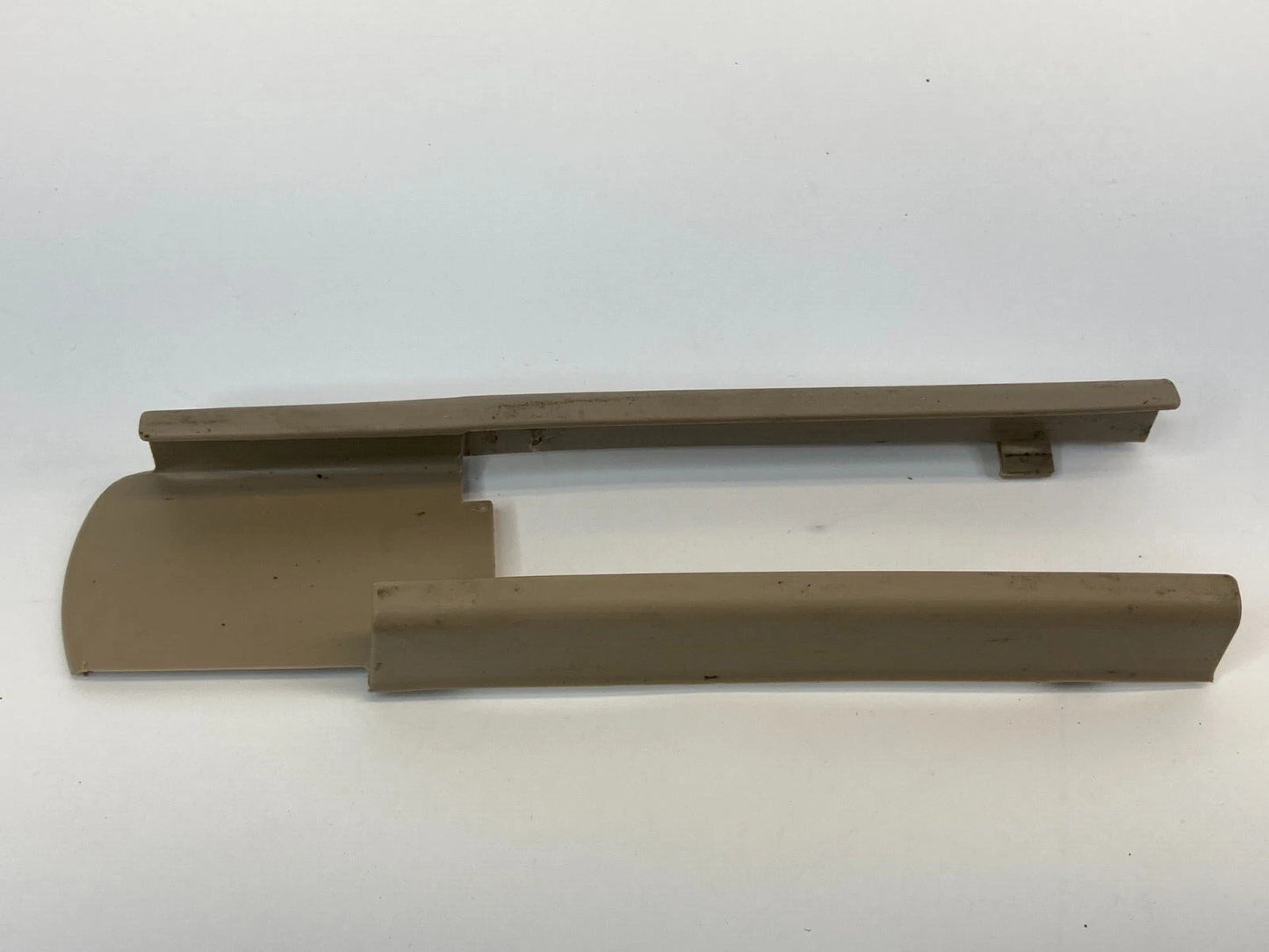2007-2009 NISSAN SENTRA RIGHT INNER SIDE FRONT LEFT SEAT TRACK END COVER TRIM