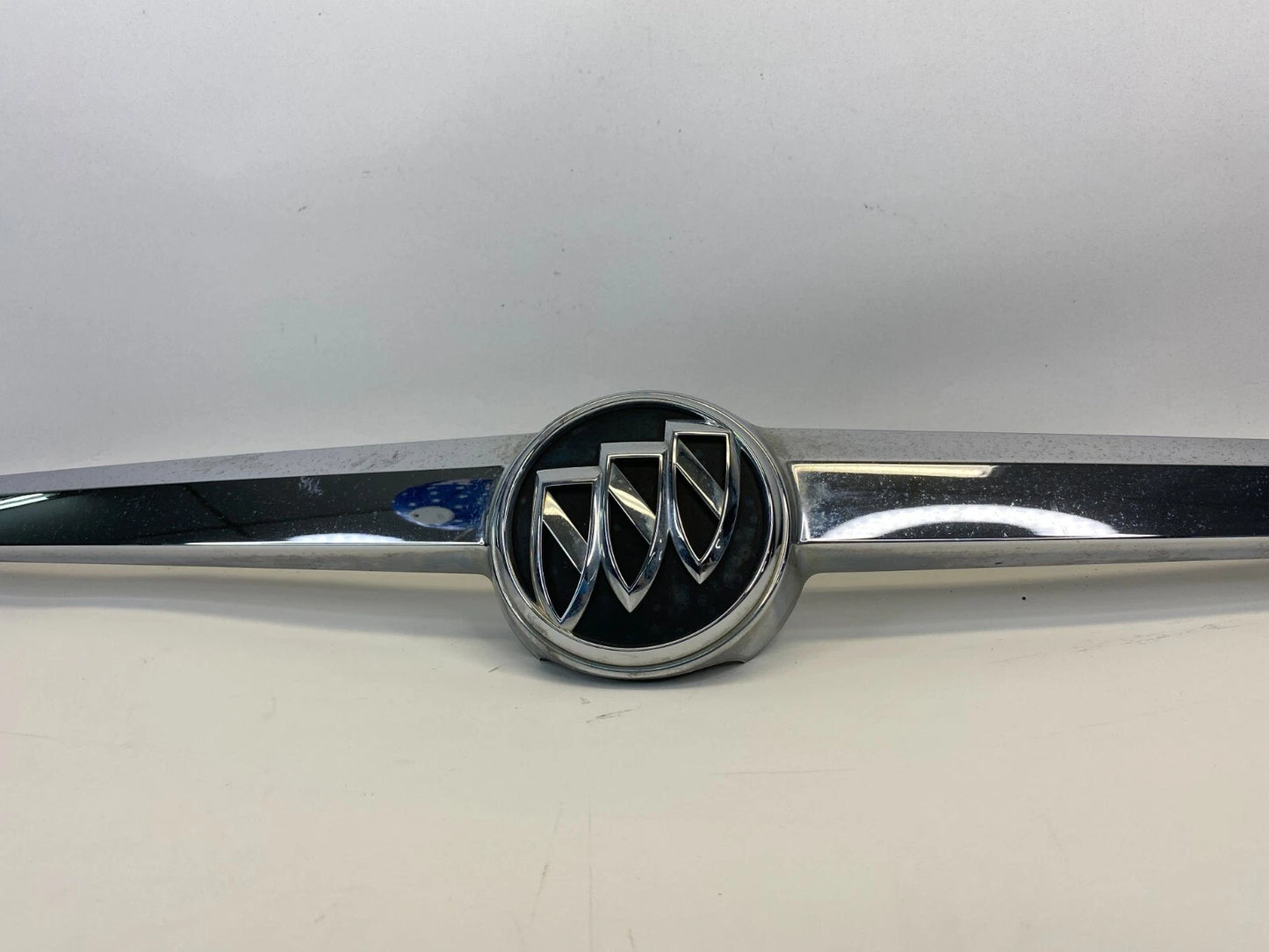 11-13 BUICK REGAL REAR TRUNK TAILGATE MOLDING TRIM GARNISH W/ EMBLEM 132266400