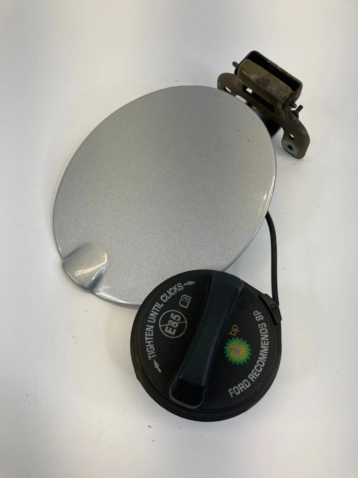 08 09 10 11 FORD FOCUS SEDAN 2.0 FUEL FILLER GAS LID DOOR COVER W/ TANK CAP TOP