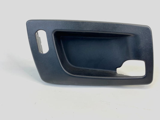 04-06 CADILLAC SRX 03-07 CTS FRONT RIGHT INNER DOOR HANDLE BEZEL TRIM 25752962