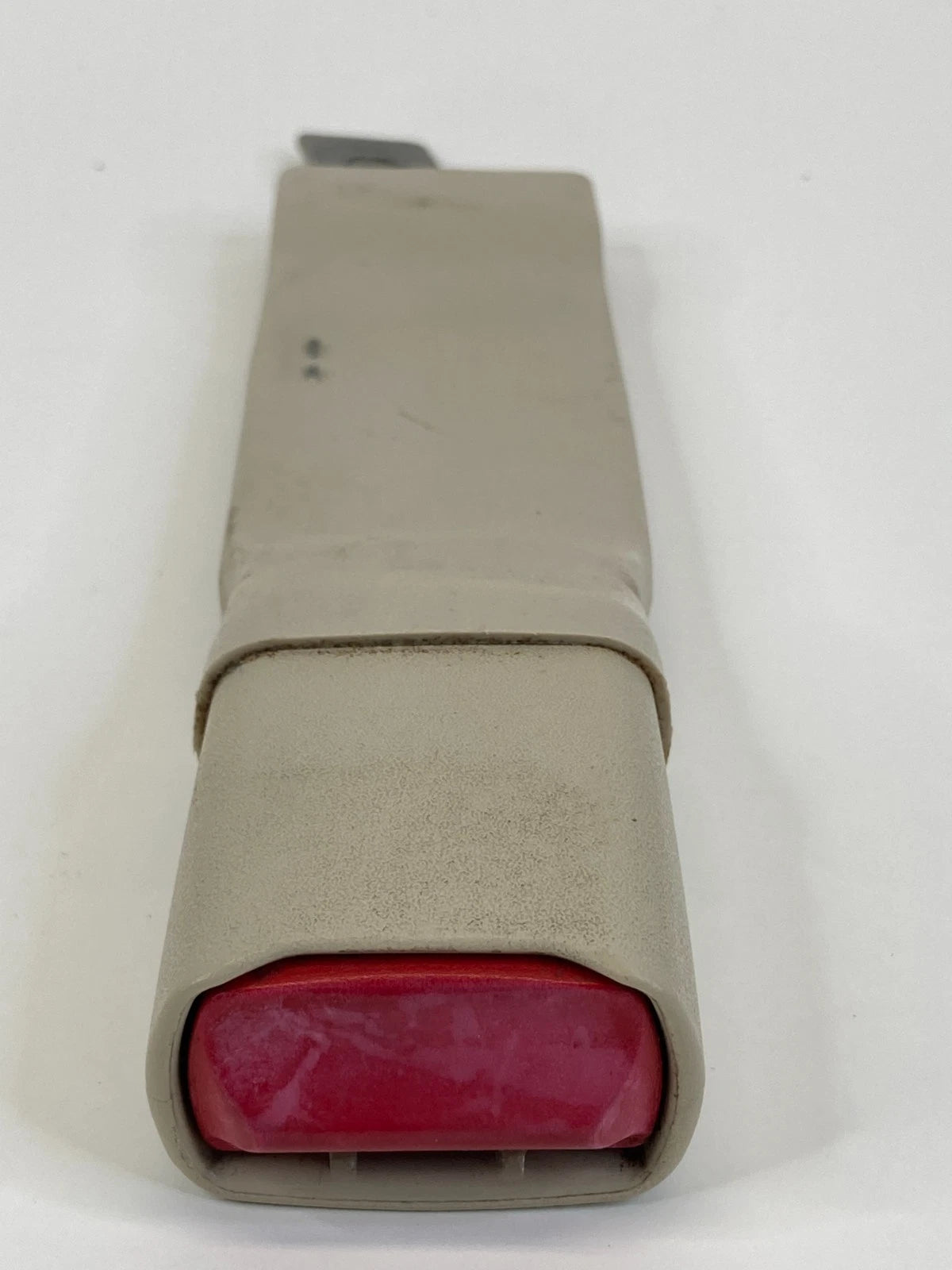 99 00 LINCOLN TOWN CAR FRONT PASSENGER SEAT BELT BUCKLE EARLY DESIGN BEIGE SG