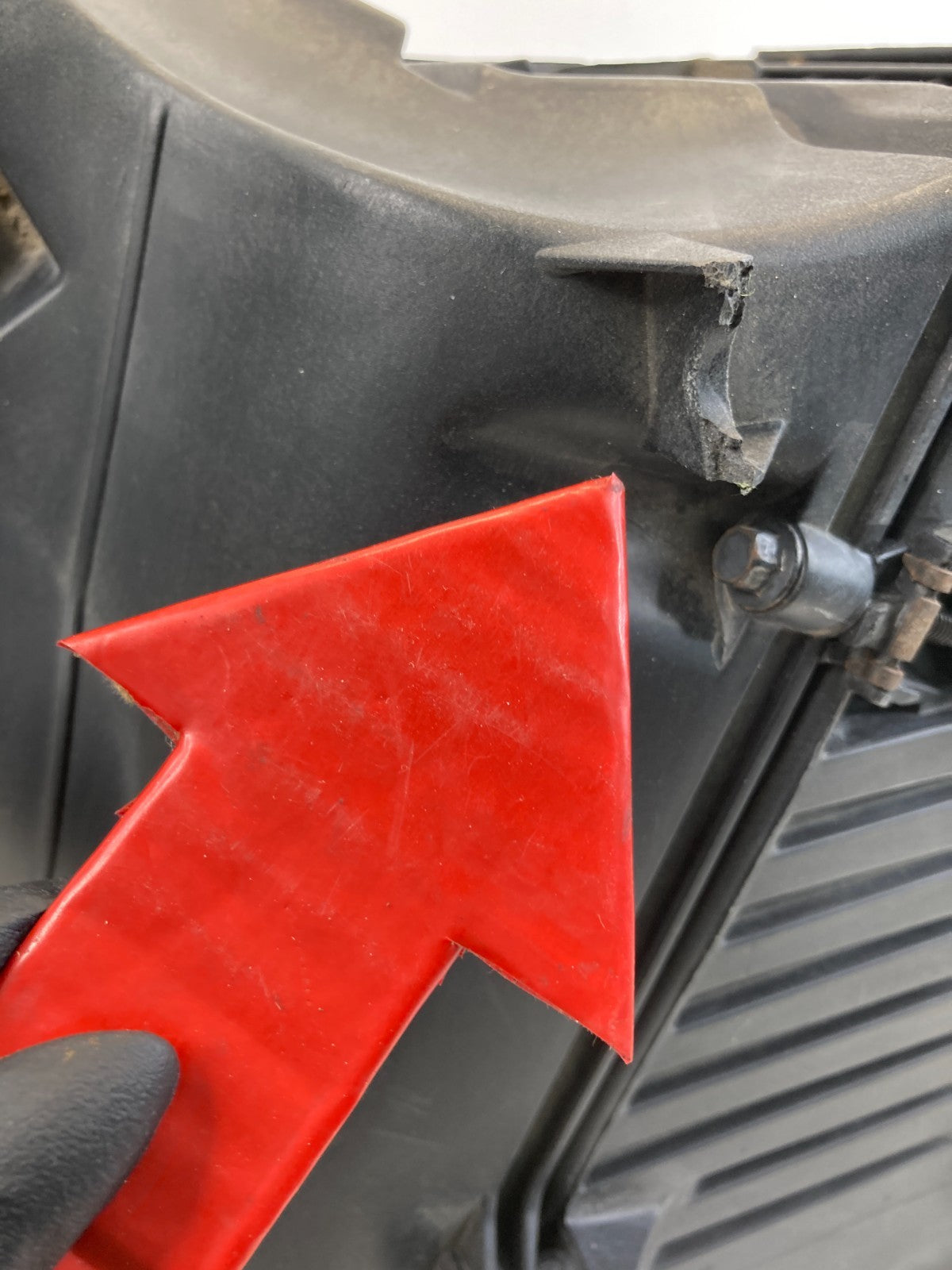 2000-2005 Chevrolet Monte Carlo 3.8L Air Intake Cleaner Box Assembly OEM