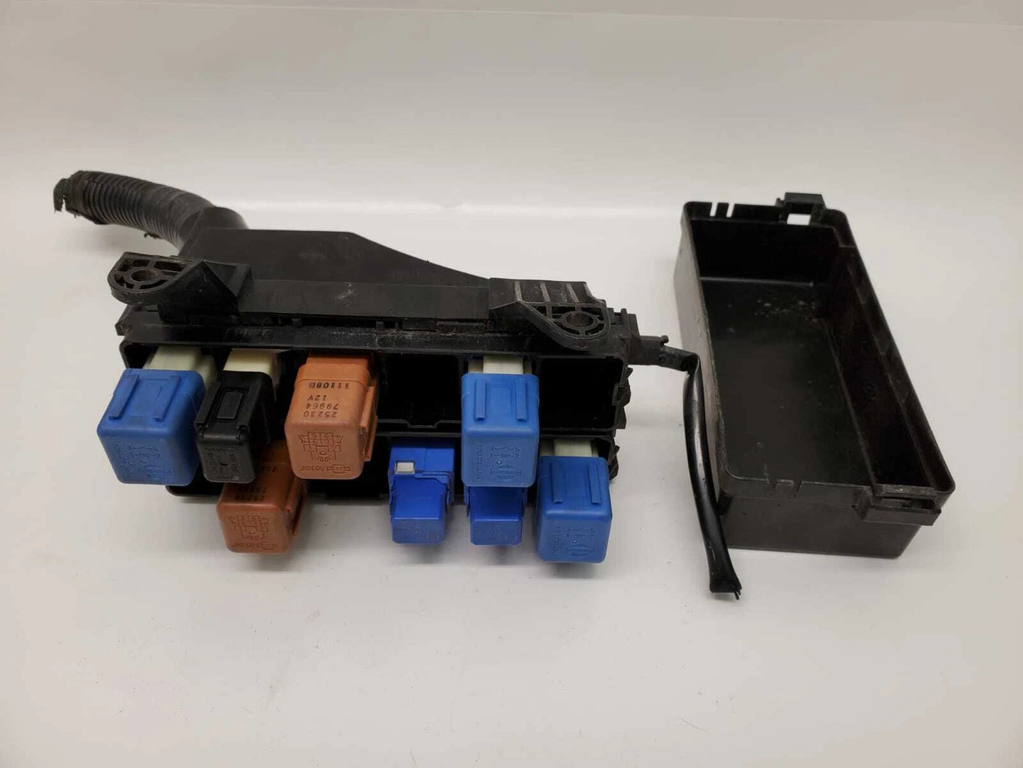 2002 2003 NISSAN MAXIMA UNDER HOOD FUSE RELAY BOX JUNCTION BLOCK 2Y900 D OEM