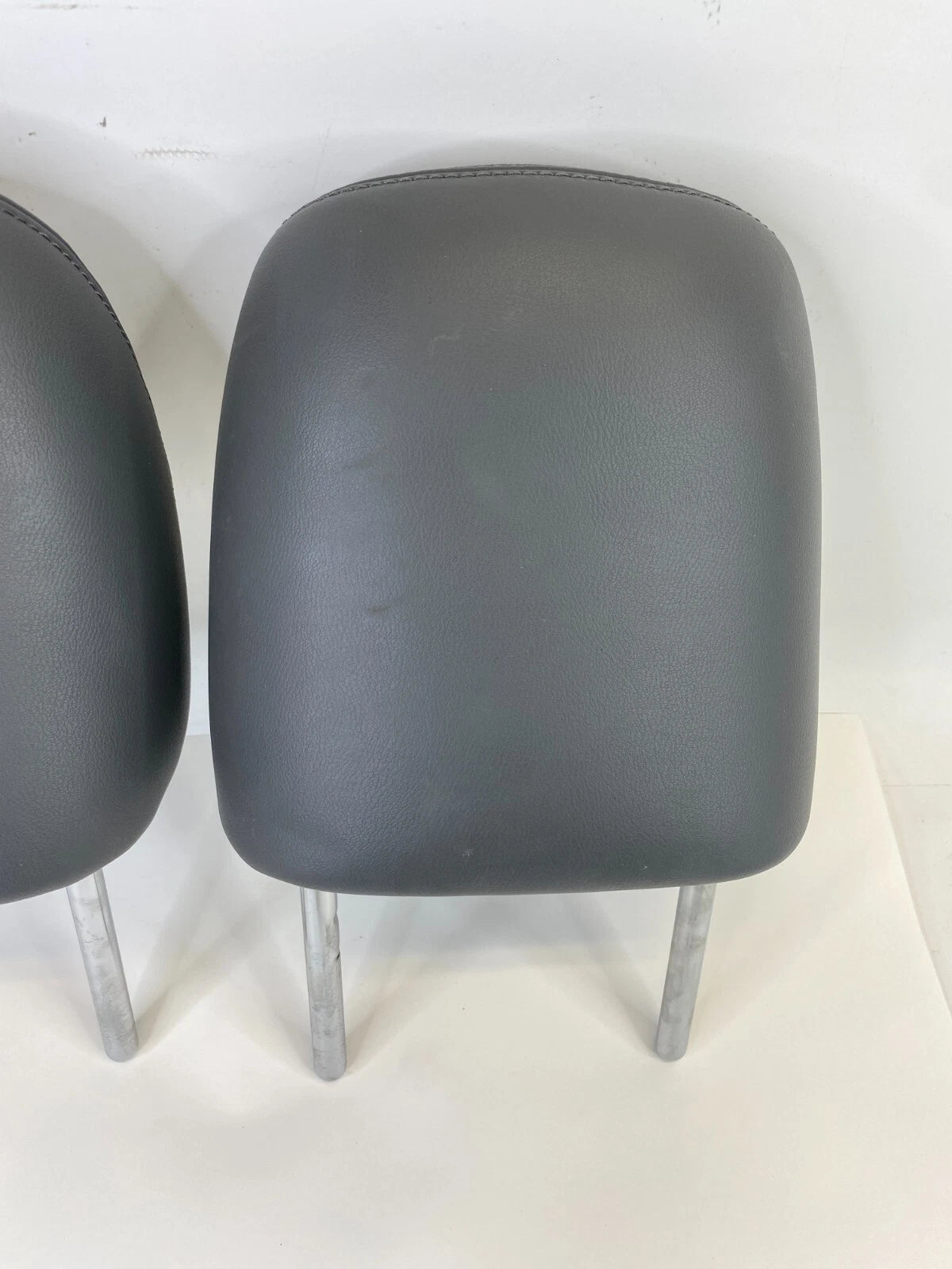 2010 2011 TOYOTA PRIUS FRONT LEFT RIGHT SEAT HEADREST HEAD REST SET PAIR OEM