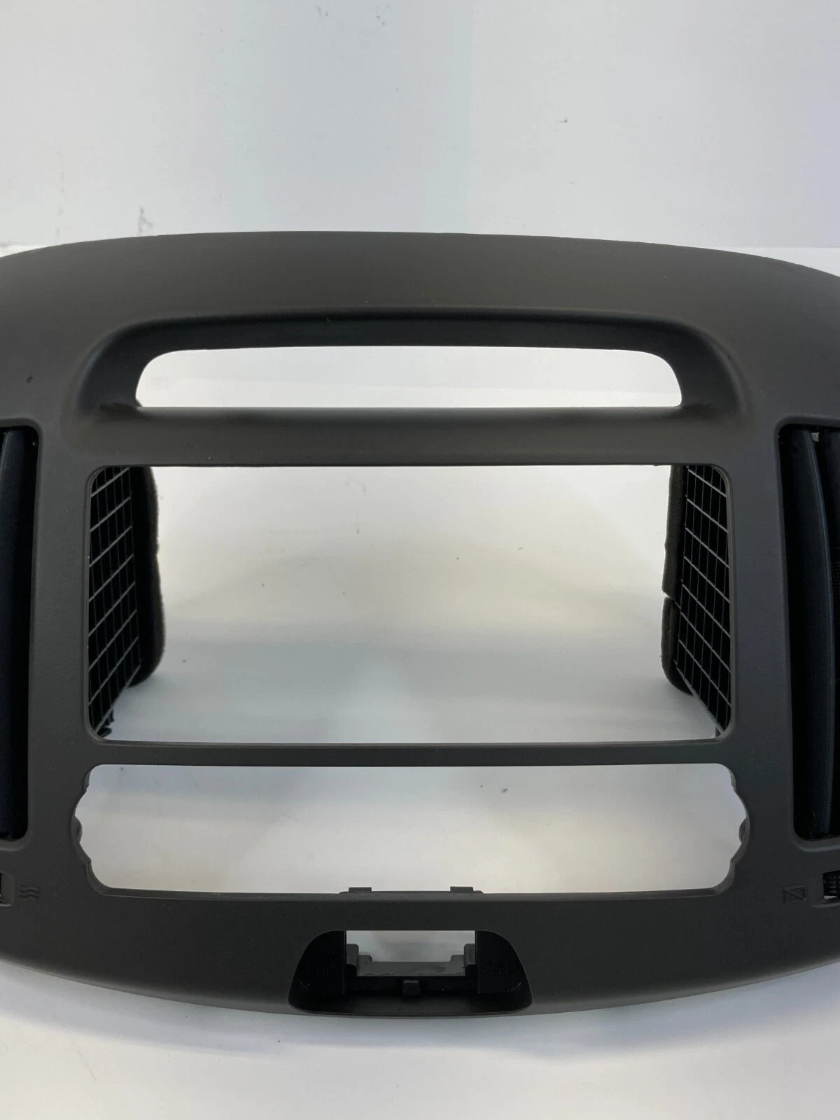 07-10 HYUNDAI ELANTRA CENTER DASH RADIO BEZEL CLIMATE CONTROL TRIM W AIR VENT