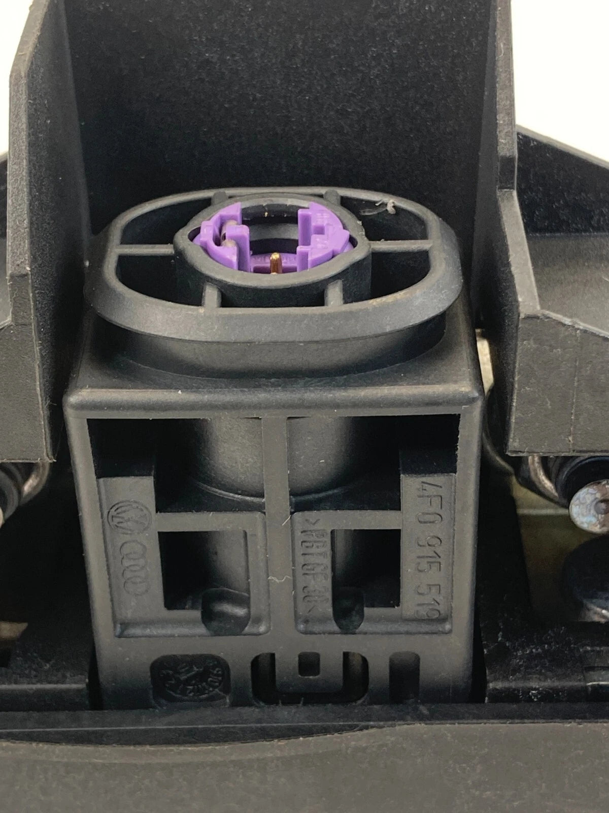 2009-2016 AUDI A4 2.0L 16V POSITIVE BATTERY TERMINAL CONNECTOR 4F0-915-519 OEM