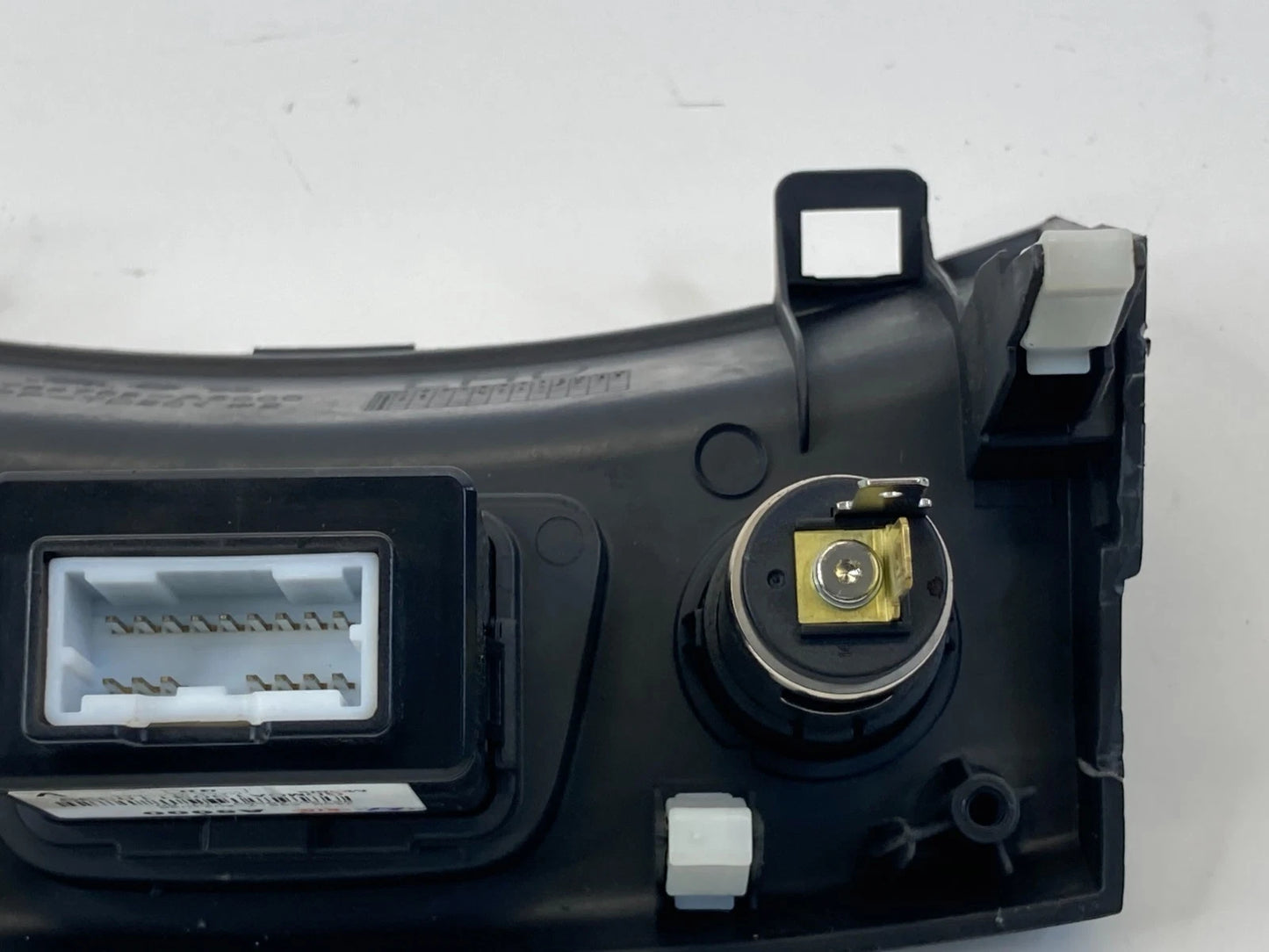 2013-2017 Hyundai Elantra GT Center Dash Auxiliary USB Jack W/ Trim Bezel Assy