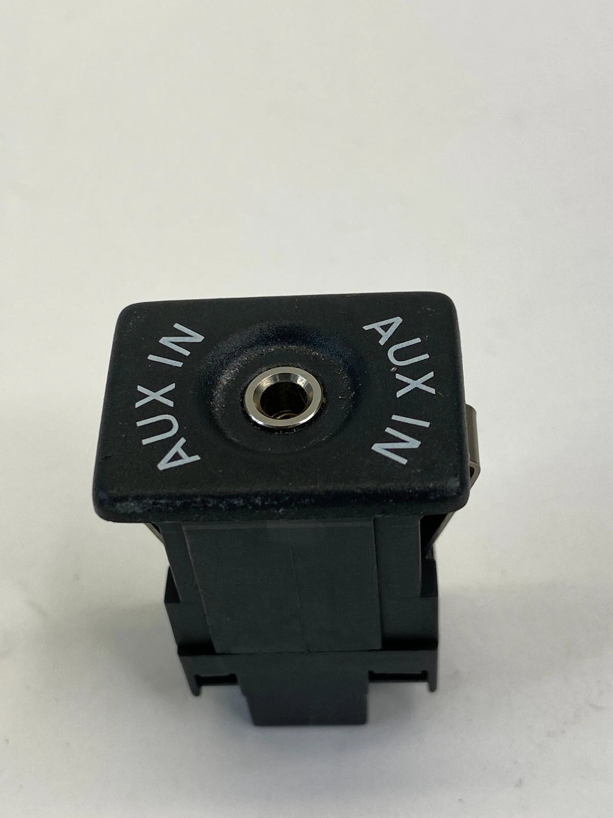 2012-2022 VOLKSWAGEN PASSAT FRONT CENTER CONSOLE AUXILIARY-IN SOCKET OEM