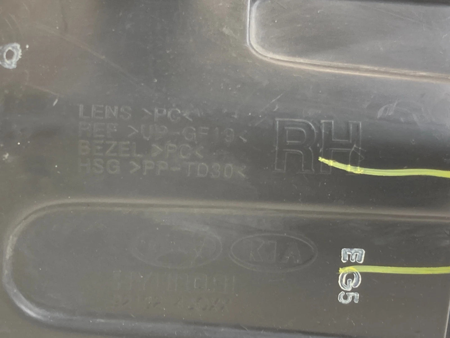 2007-2012 KIA SEDONA RH PASSENGER SIDE HEADLIGHT LAMP ASSEMBLY OEM 92102-4D013