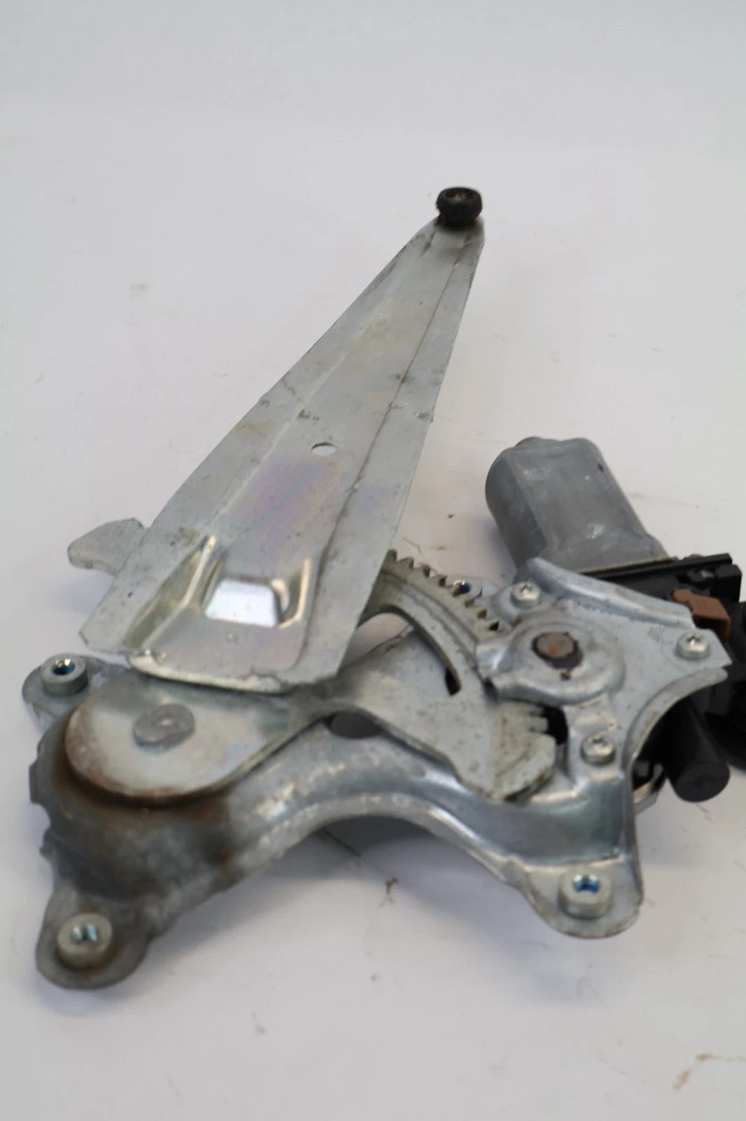2003-2008 TOYOTA COROLLA REAR LEFT DOOR WINDOW MOTOR W/ REGULATOR 85710-AA050