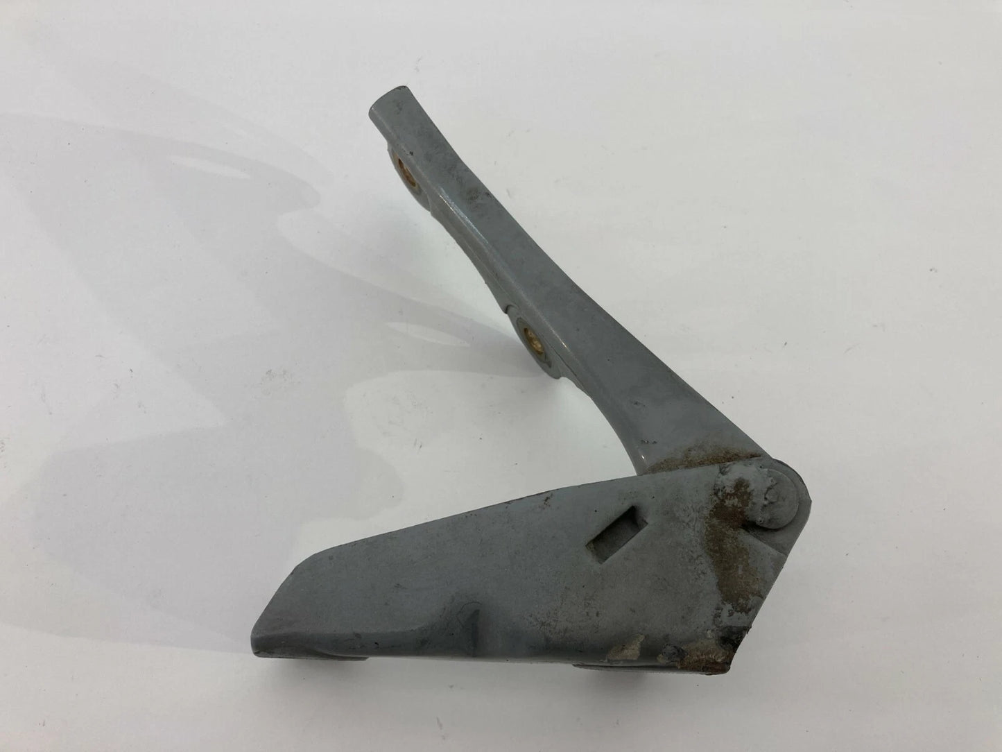2001-2004 MITSUBISHI DIAMANTE FRONT LEFT DRIVER SIDE HOOD BONNET HINGE BRACKET