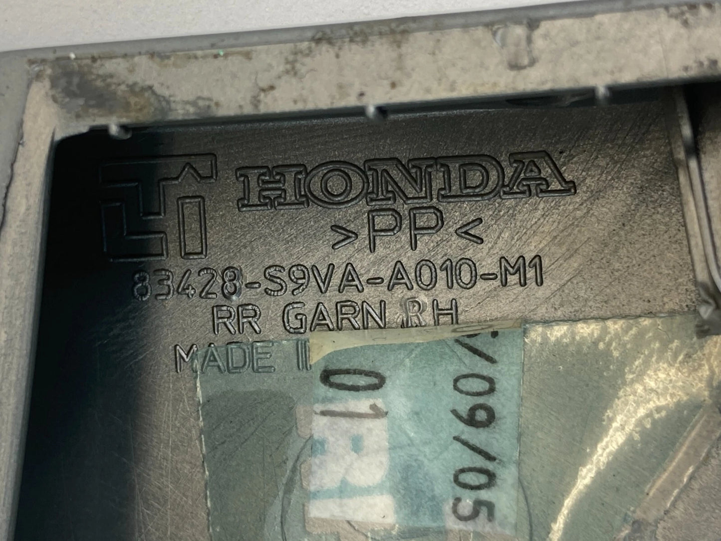 03-05 HONDA PILOT REAR CENTER CONSOLE RIGHT SIDE TRIM MOLDING 83428S9VAA010M1