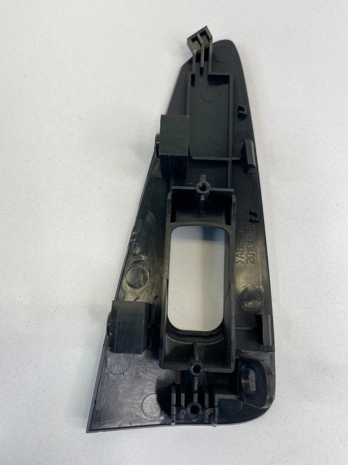 10-13 KIA FORTE REAR RIGHT SIDE DOOR WINDOW SWITCH BEZEL COVER TRIM 201005754