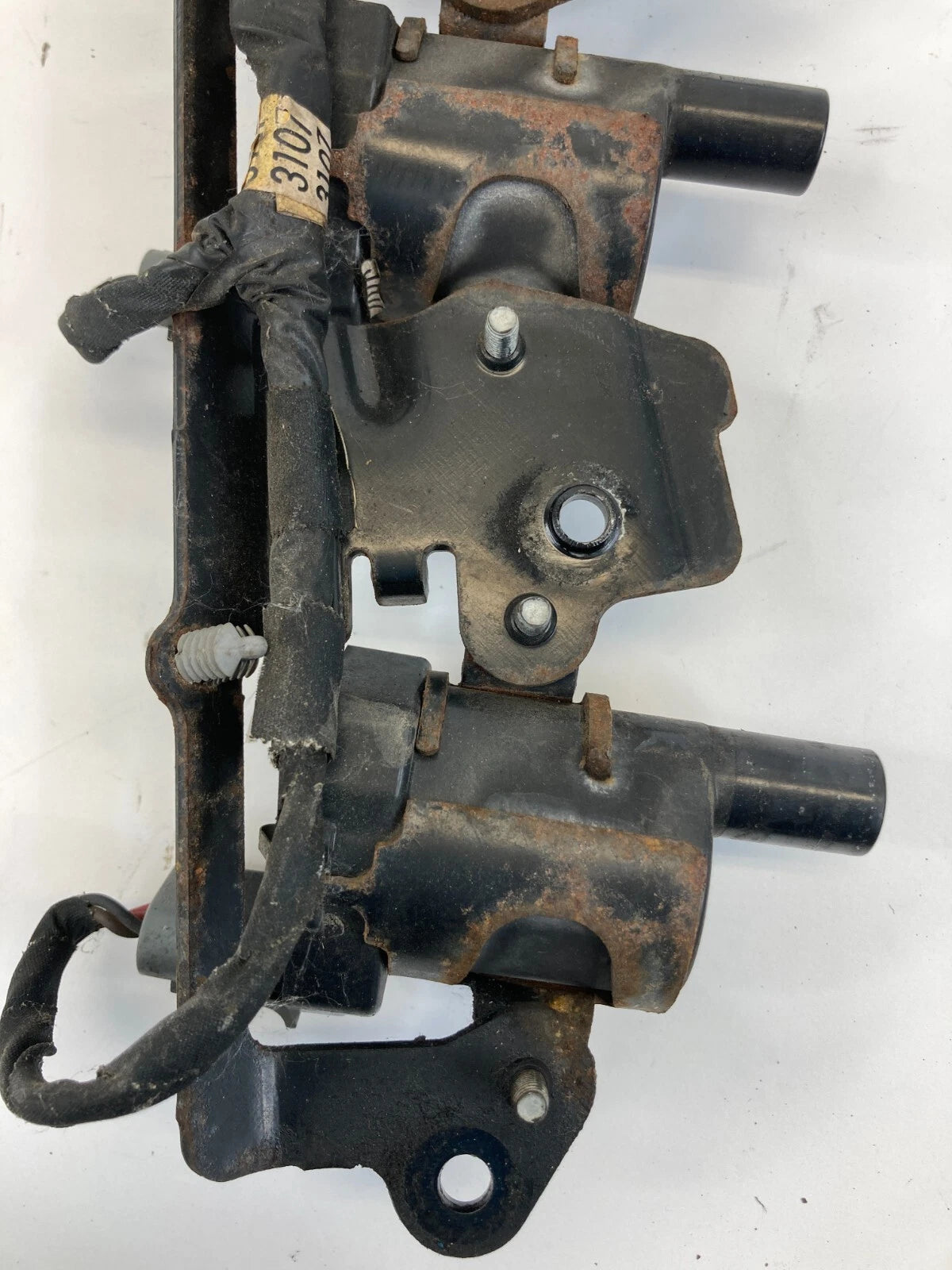 00-06 CHEVY TAHOE GMC YUKON LEFT ENGINE IGNITION COIL IGNITER PACK BRACKET SET