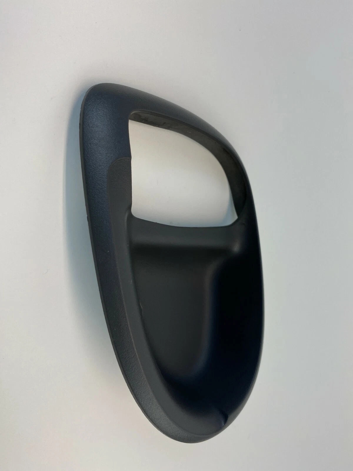 2002-2007 BUICK RENDEZVOUS REAR RIGHT SIDE INNER DOOR HANDLE BEZEL TRIM 825296
