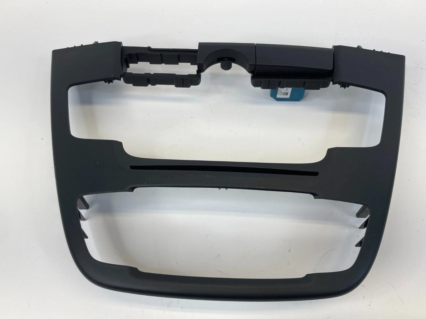 2011-2013 BUICK REGAL CENTER DASH RADIO & CLIMATE CONTROL TRIM BEZEL 13273253