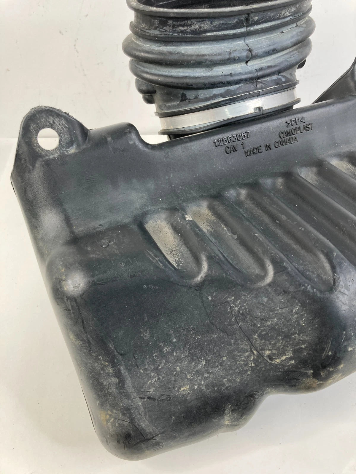 2000-2002 CHEVROLET CAMARO 3.8L A/T AIR CLEANER INTAKE DUCT RESONATOR 12563057