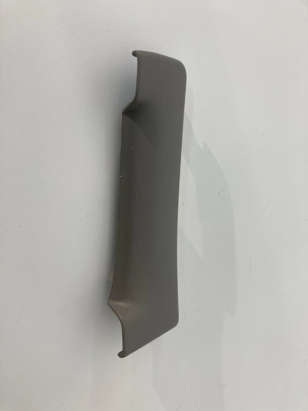 2001-2006 TOYOTA SEQUOIA RIGHT SIDE B PILLAR HANDLE COVER TRIM PANEL 74637-0C010