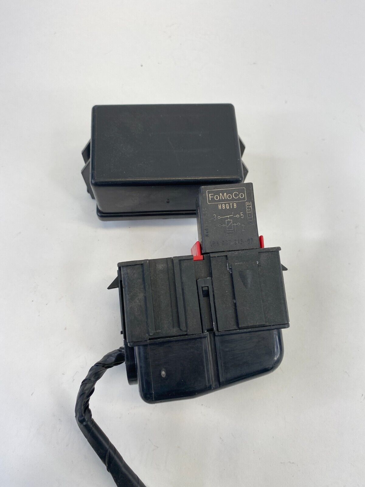 2008-2016 Volvo XC70 3.2L L6 Under Hood Fuse Box Fan Relay Box w Cover OEM