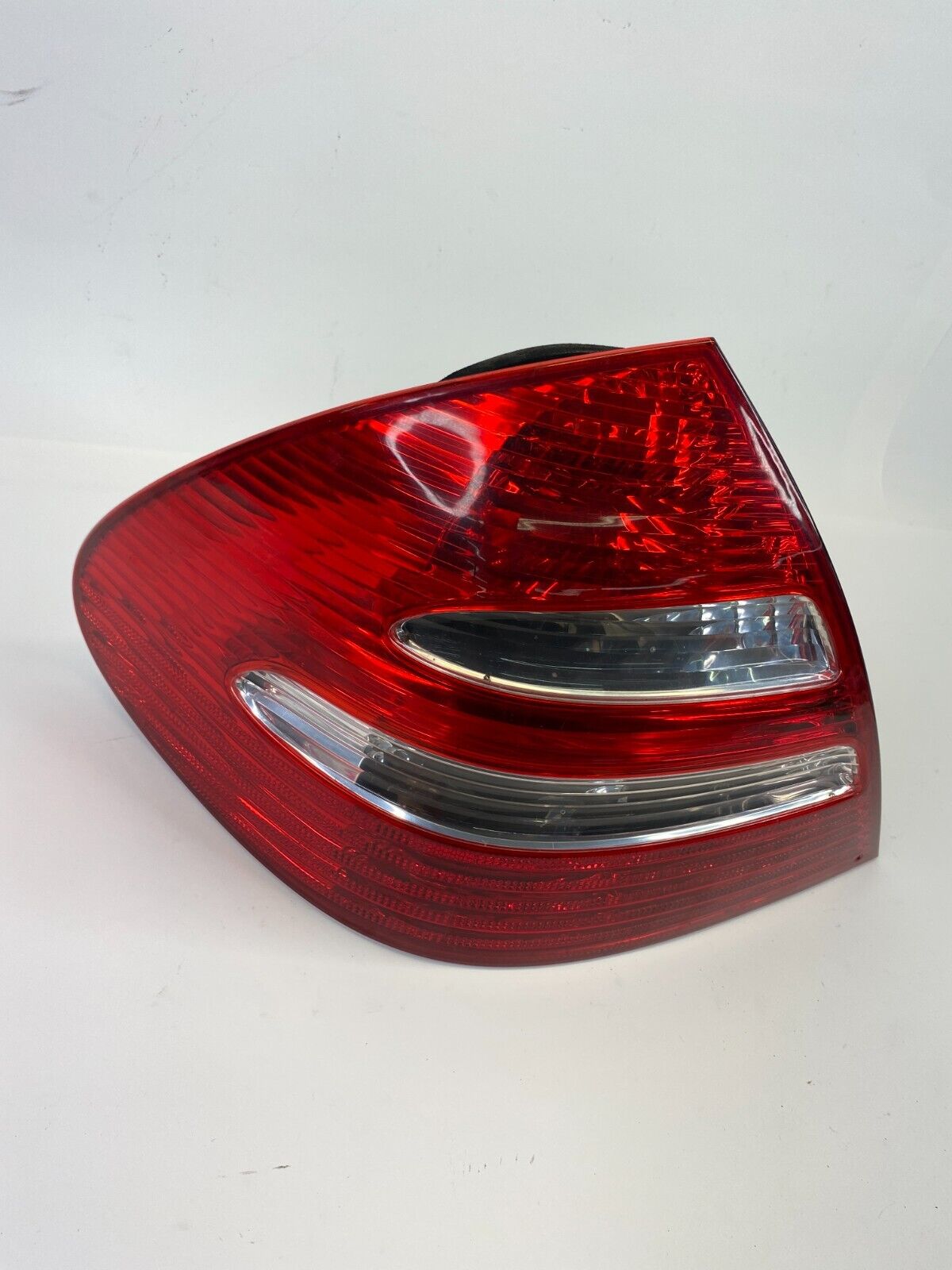 2003-2006 Mercedes Benz E500 Rear Left Driver Side Tail Light Lamp A2118200364