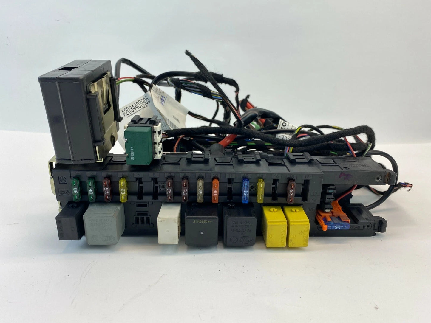 06 07 MERCEDES C280 REAR TRUNK SAM FUSE BOX W/ ANTI THEFT MODULE A2034403905