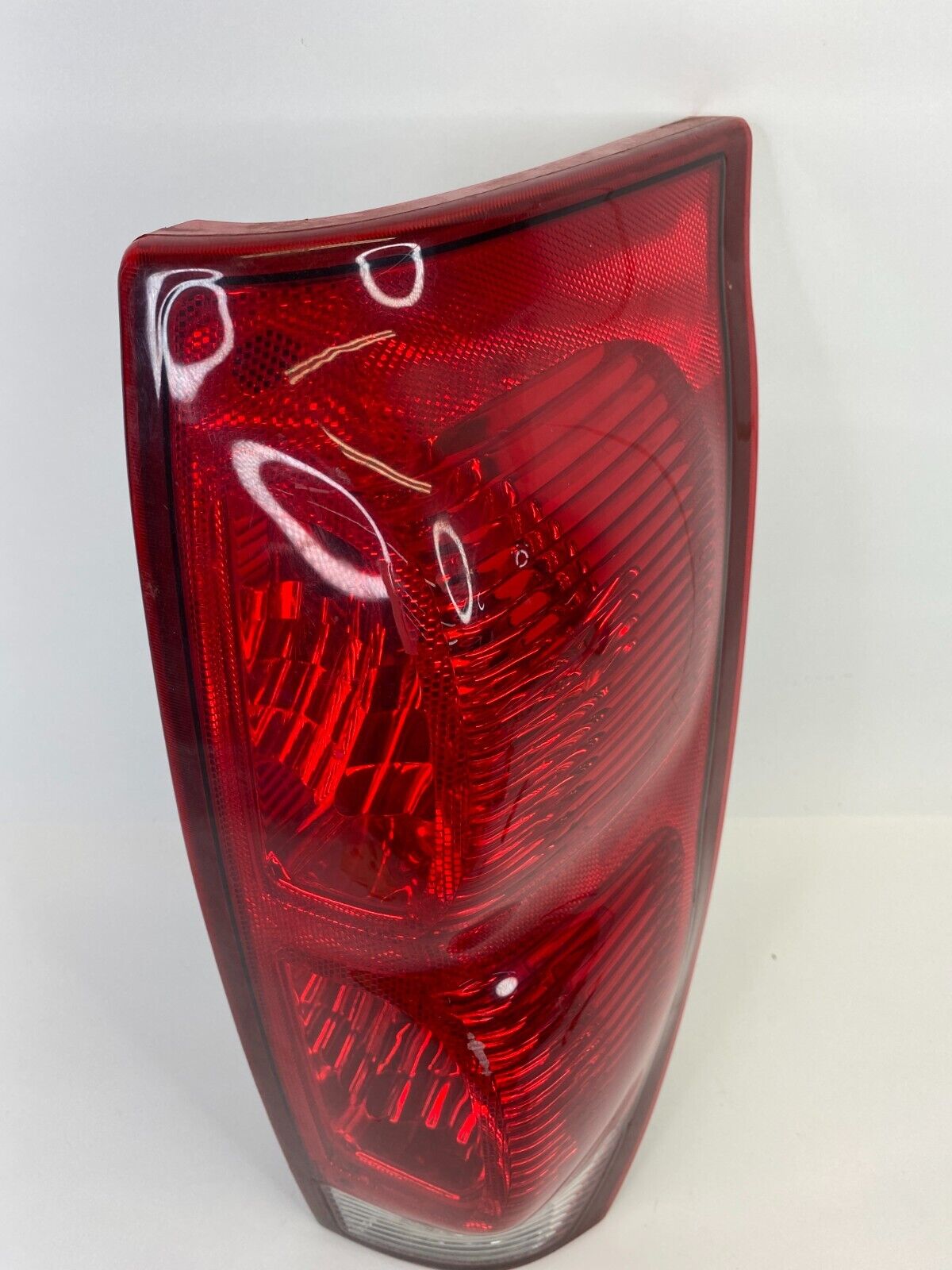 2002-2006 Chevrolet Avalanche 1500 Rear Right Taillight Tail Light Lamp 15092493