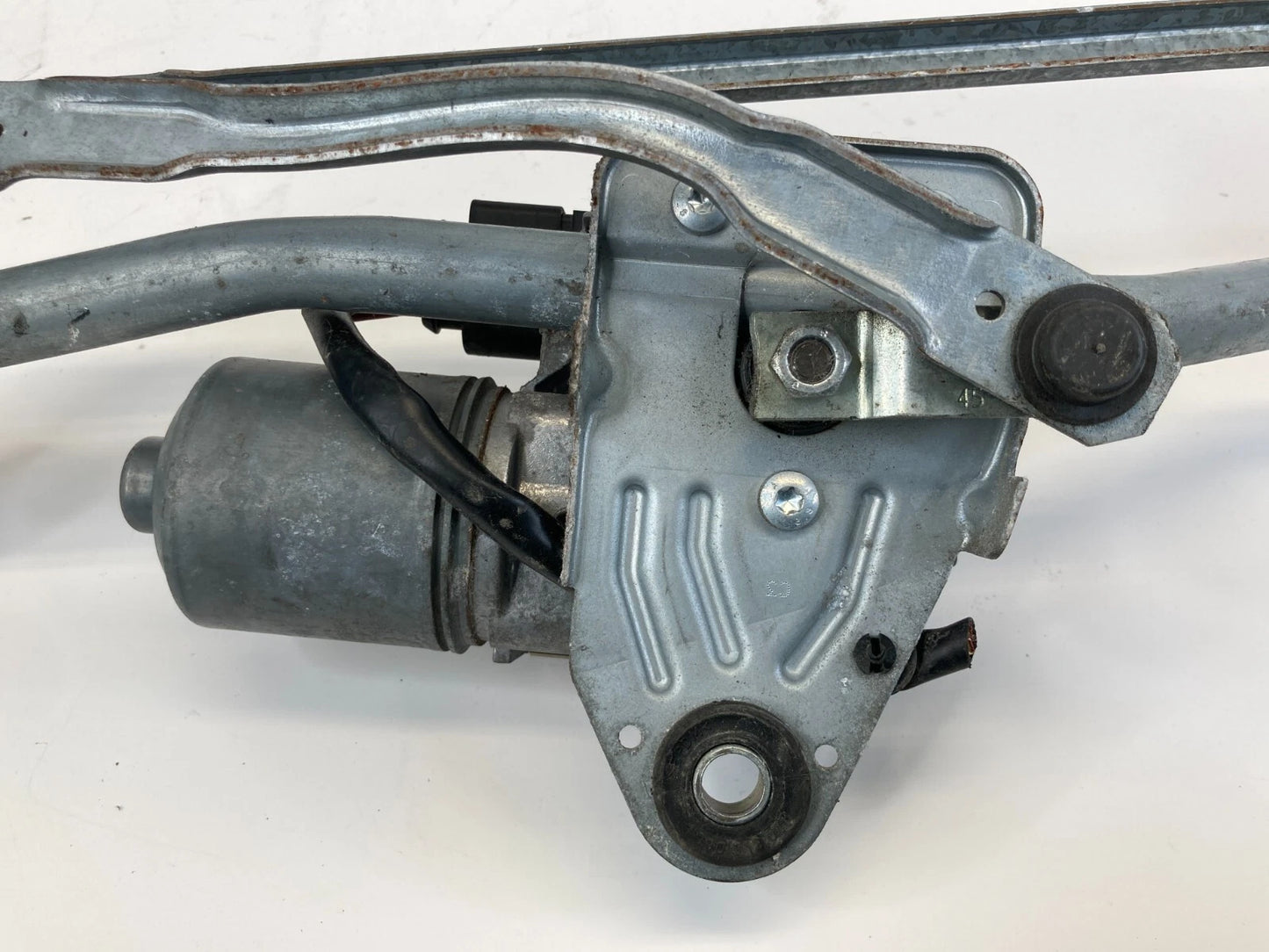 05-11 AUDI A6 FRONT WINDSHIELD WIPER TRANSMISSION MOTOR W/LINKAGE 4F1955119 OEM