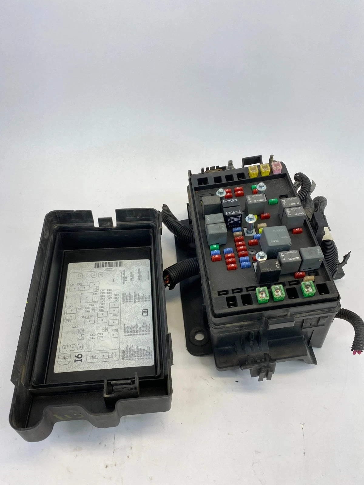 2004 2005 GMC ENVOY 4.2L RWD ENGINE FUSE BOX JUNCTION BLOCK PANEL ASSEMBLY OEM