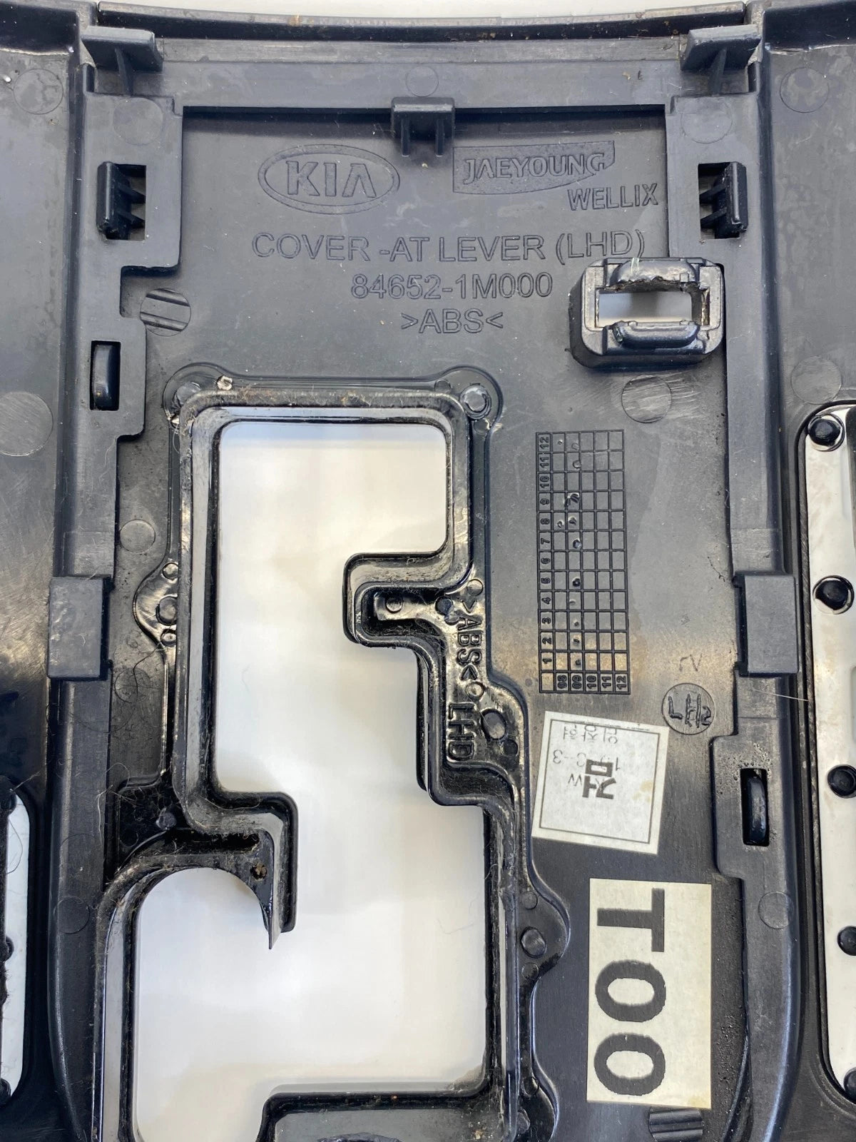 2010-2013 KIA FORTE AUTOMATIC SHIFTER BEZEL TRIM COVER OEM FACTORY 84652-1M000