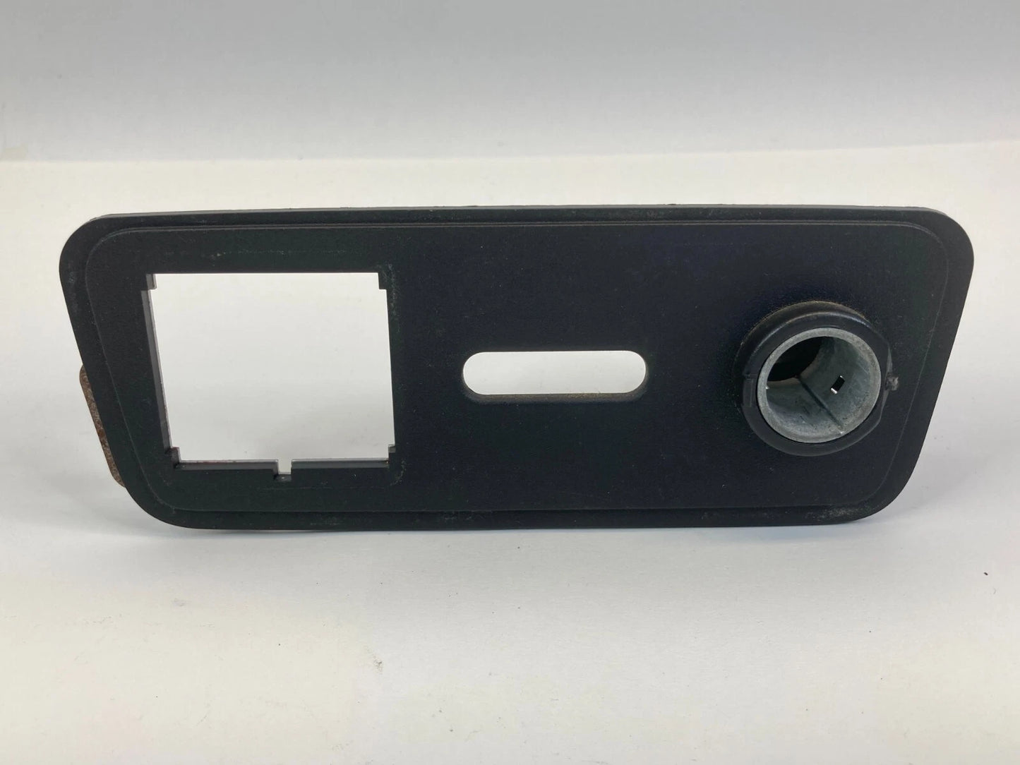 2009-2010 CHEVROLET TRAVERSE CENTER CONSOLE FRONT POWER OUTLET BEZEL OEM 1615936