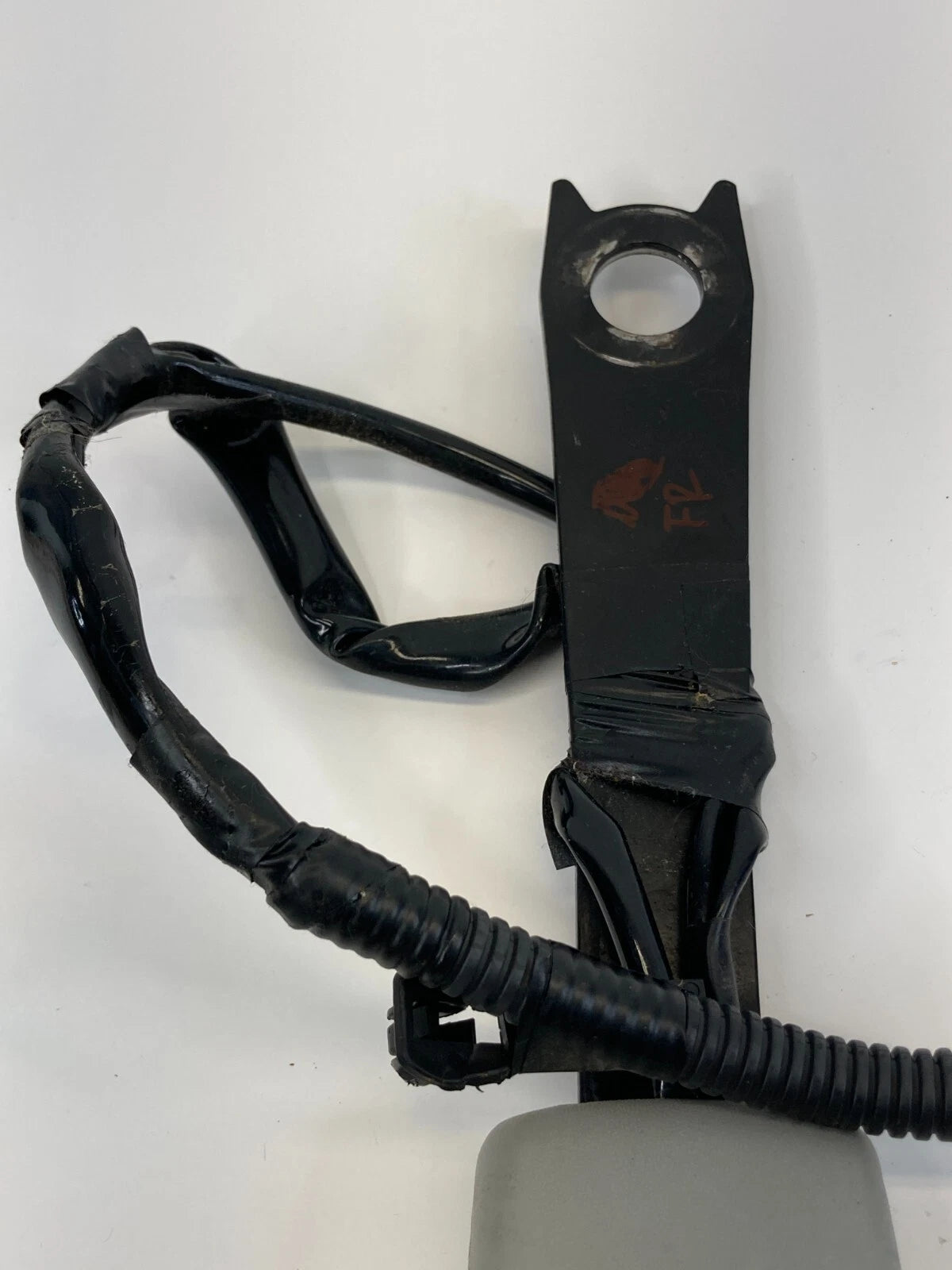 2006-2008 LEXUS RX400H FRONT RIGHT SIDE SEAT BELT BUCKLE ASSEMBLY E067902 OEM