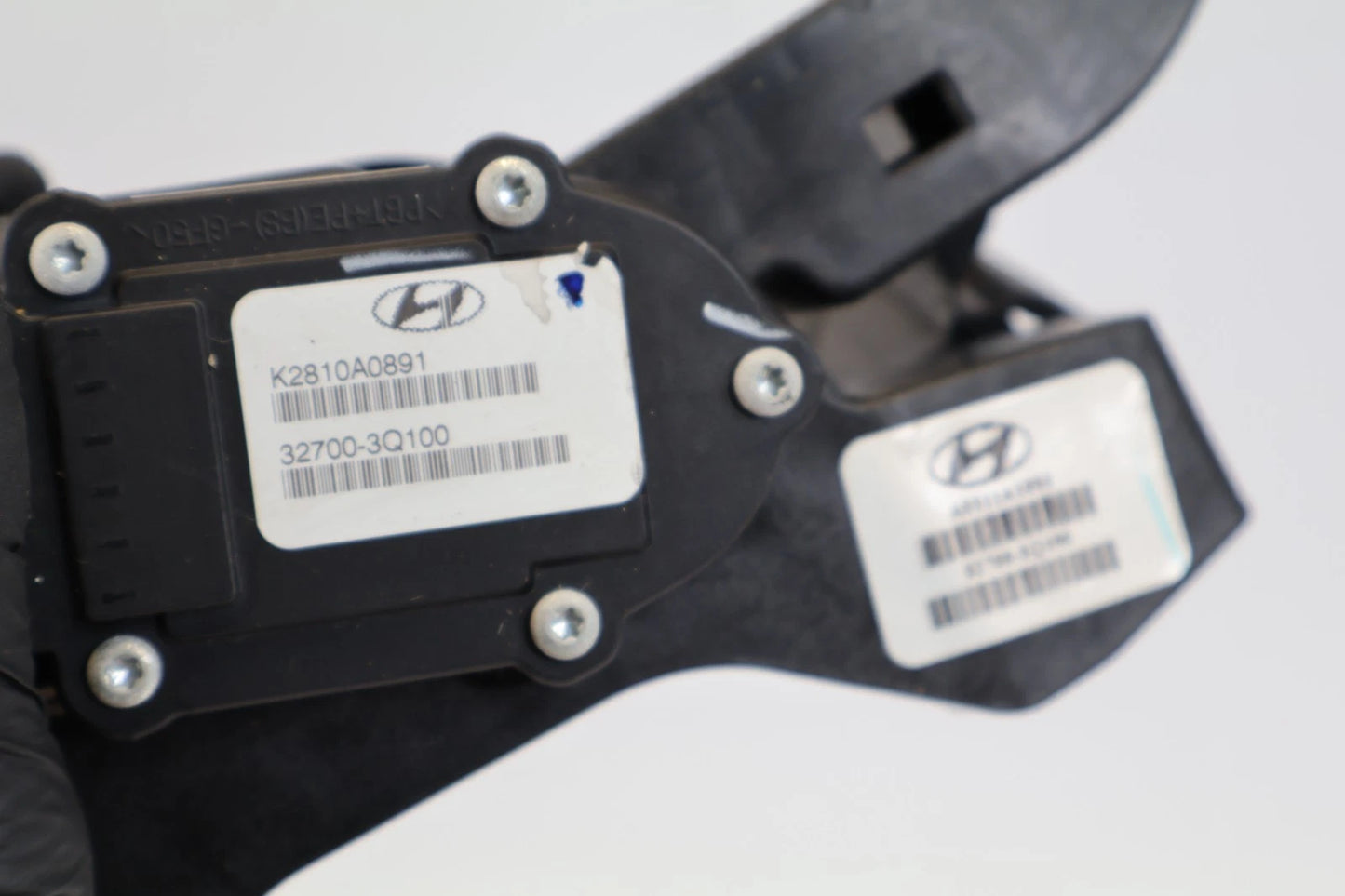 2009-2014 HYUNDAI SONATA ACCELERATOR GAS PEDAL W/ TRAVEL SENSOR 32700-3Q100