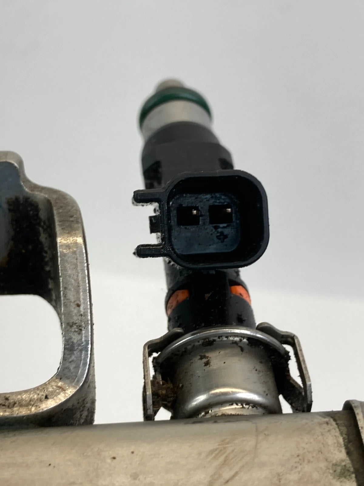 2008-2011 FORD FOCUS 2.0L L4 AUTO TRANS FUEL INJECTION RAIL WITH INJECTORS OEM