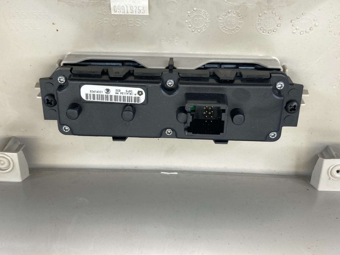 2011-2016 Chrysler Town & Country Front Overhead Console Light Lamp L00102131