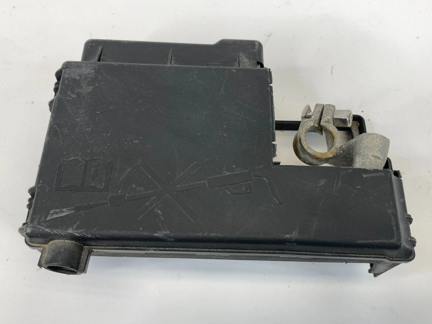 2011-2017 BUICK REGAL BATTERY FUSE BLOCK POSITIVE COMPARTMENT BLACK OEM 22902909