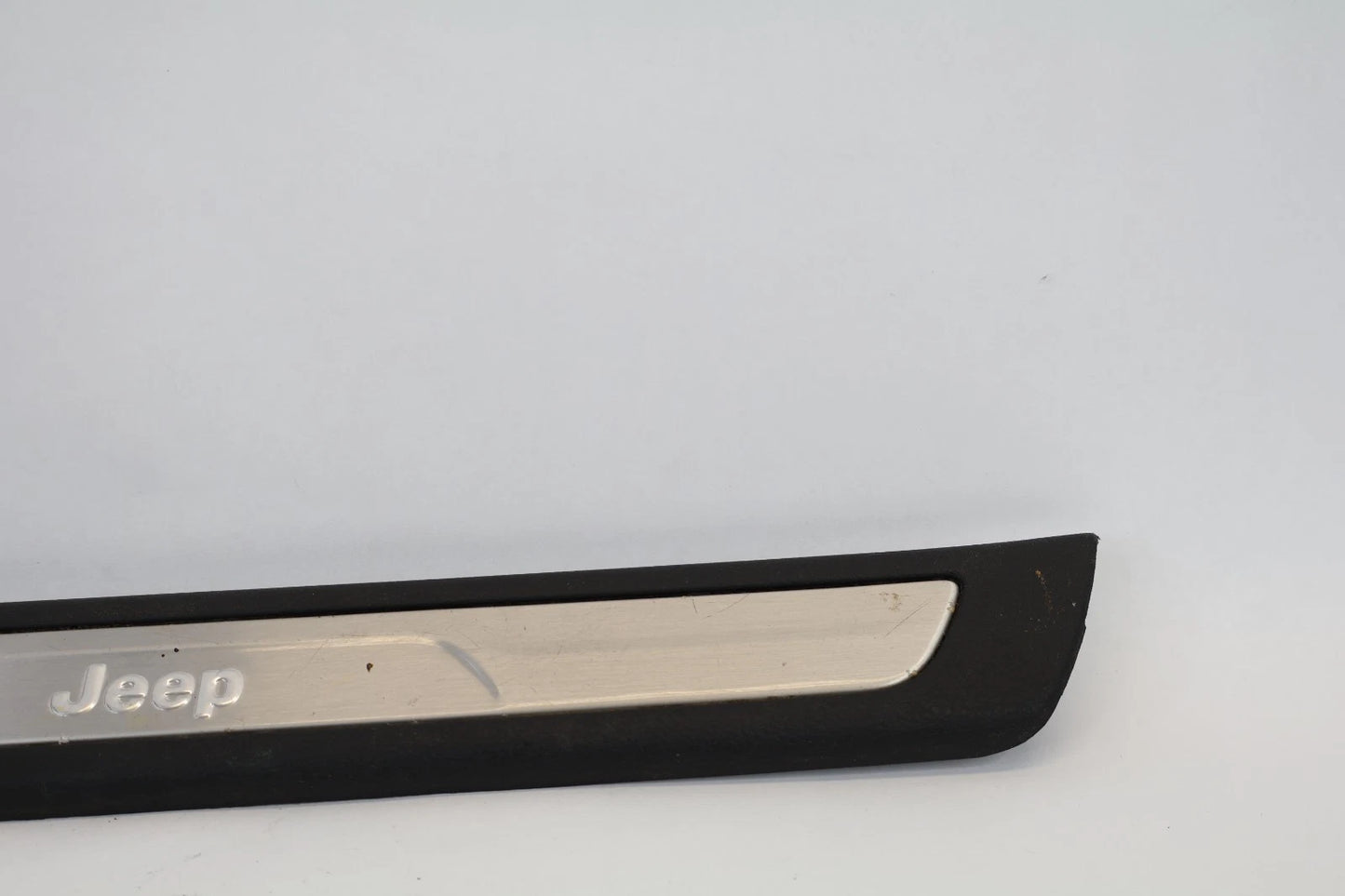 2011-2021 GRAND CHEROKEE FRONT RIGHT DOOR SILL SCUFF PLATE MOLDING OEM INC80DX9A
