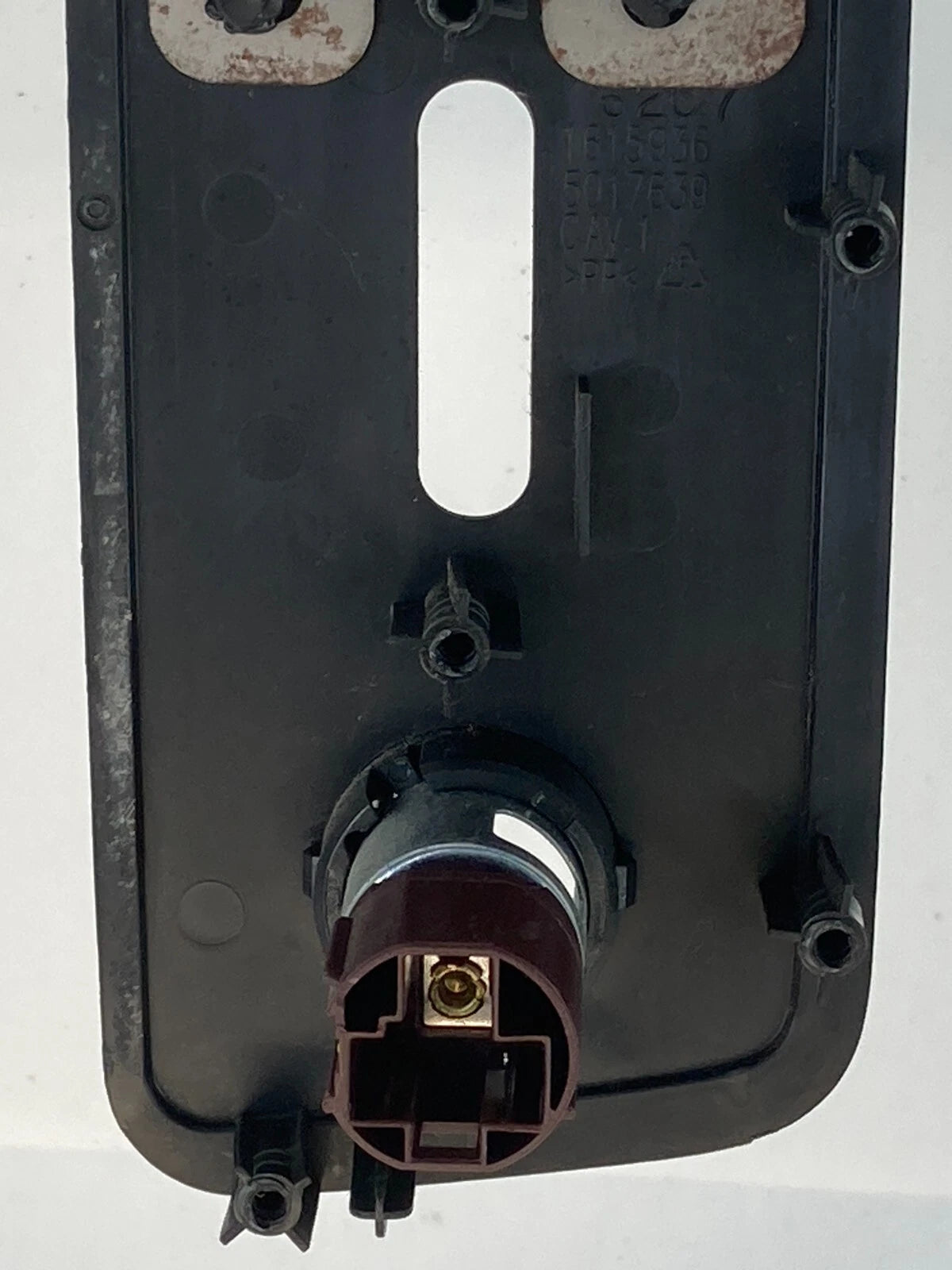 2009-2010 CHEVROLET TRAVERSE CENTER CONSOLE FRONT POWER OUTLET BEZEL OEM 1615936