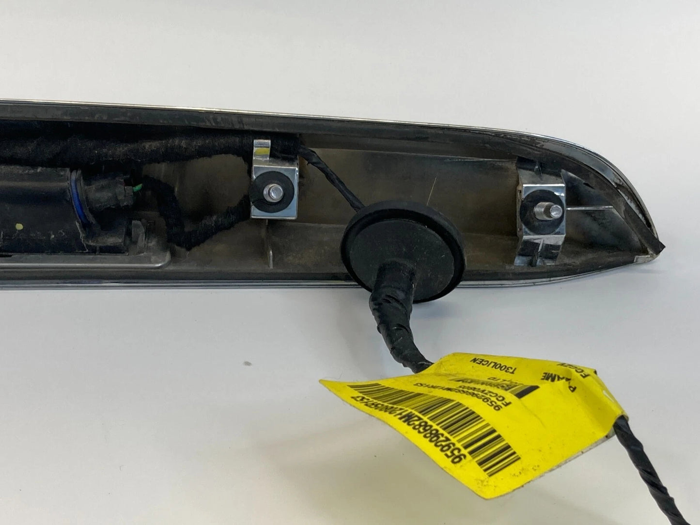 12-16 CHEVROLET SONIC SEDAN TRUNK LID LICENSE PLATE LAMP APPLIQUE TRIM 95103126