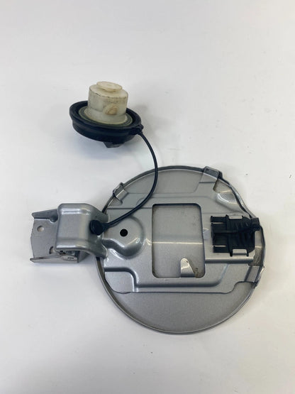 2007-2009 SUZUKI XL-7 FUEL FILLER DOOR TANK GAS LID COVER W/ FUEL CAP ASSY OEM