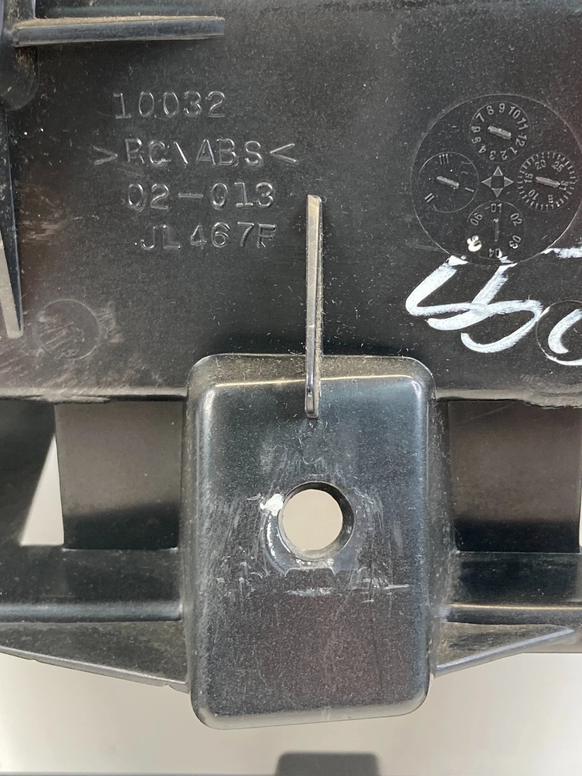 2004-2007 CADILLAC CTS CENTER DASH PANEL RADIO FRAME HOUSING TRIM BEZEL ASSY OEM