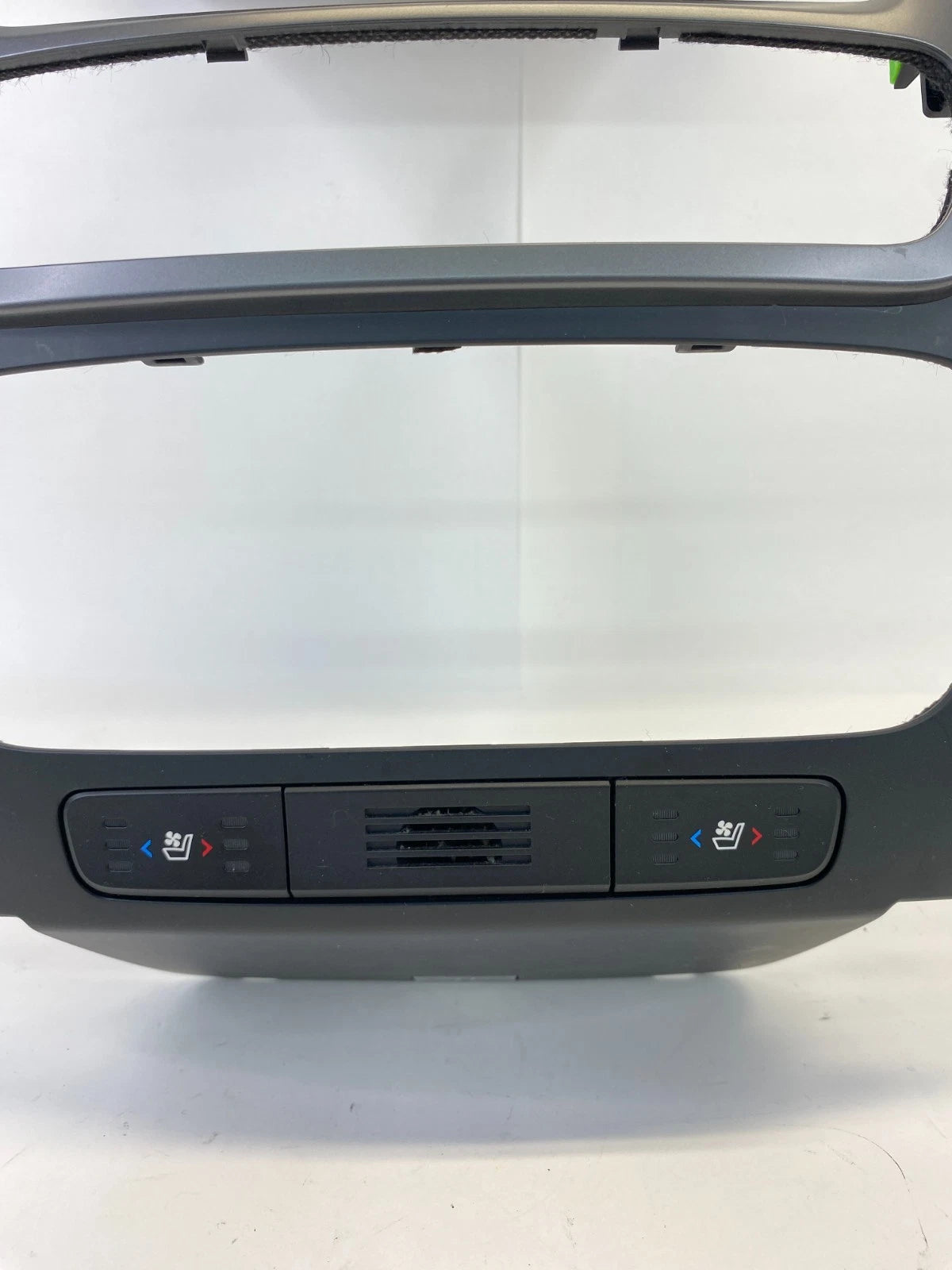 20014 2015 KIA SORENTO CENTER DASH RADIO & CLIMATE CONTROL TRIM BEZEL W/ CLOCK