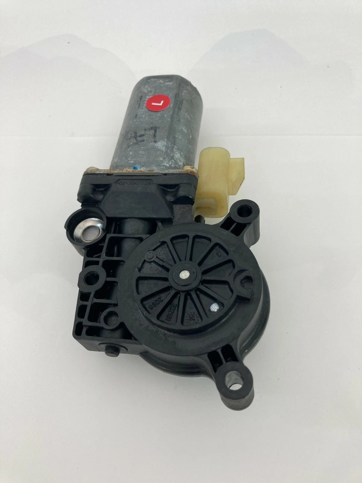 2000-2005 CHEVROLET IMPALA FRONT LEFT DRIVER SIDE DOOR WINDOW MOTOR CM090930B