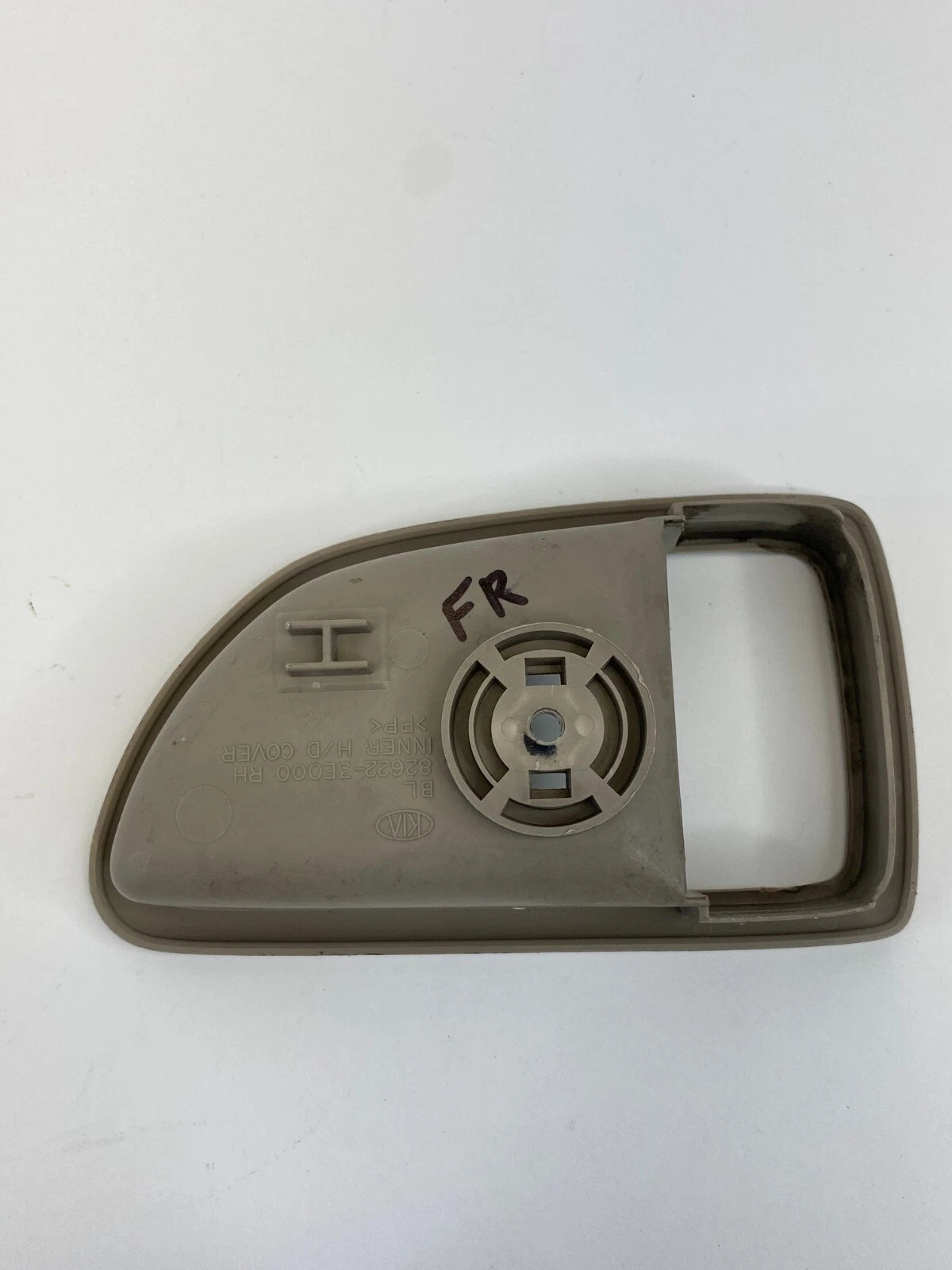 2003-2009 KIA SORENTO FRONT RIGHT SIDE INNER DOOR HANDLE BEZEL TRIM 82622-3E000